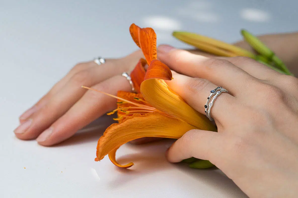 серебряные кольца на руке серебряные кольца на руке фото