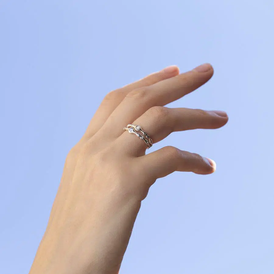 тонкое и элегантное серебряное кольцо на руке тонкое и элегантное серебряное кольцо на руке фото