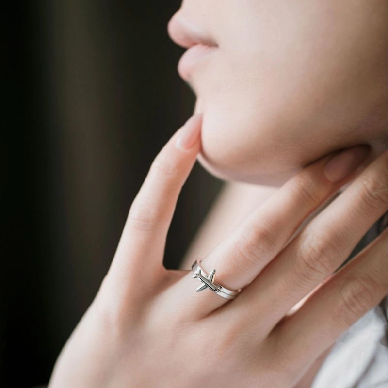 Необычное серебряное кольцо на пальце у девушки фото