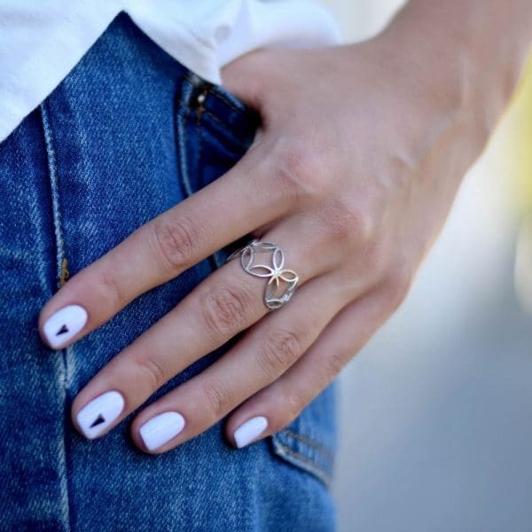 Дизайнерское кольцо на руке у девушки фото