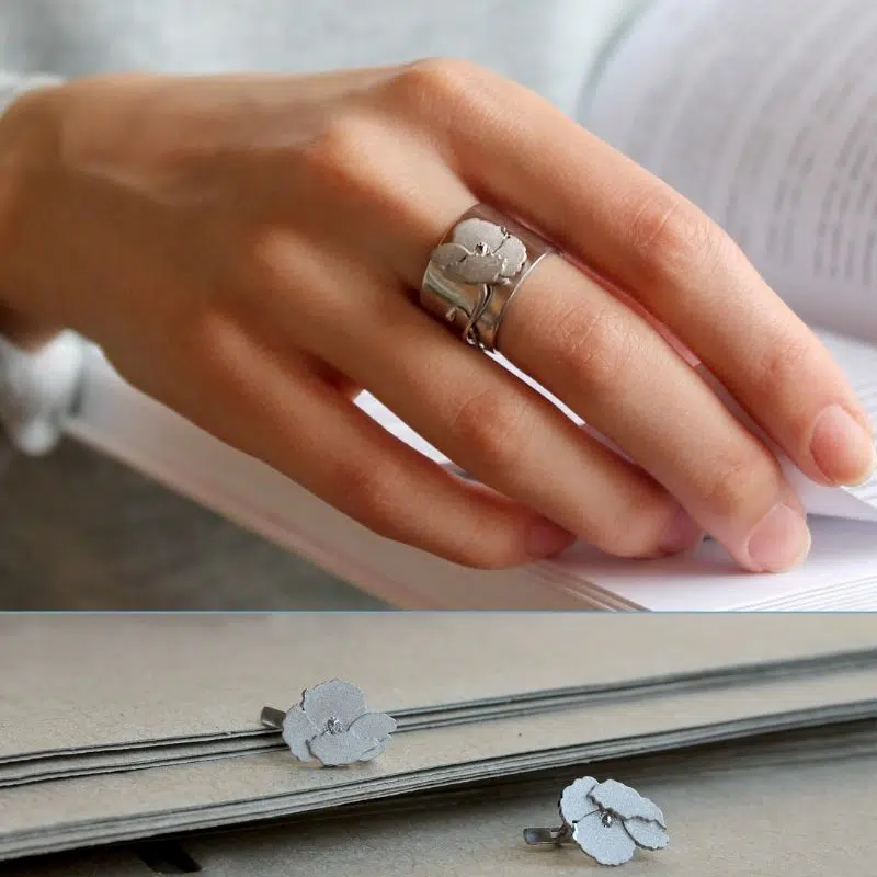 Кольцо женское на руке фото