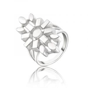 красивое женское кольцо из серебра фото